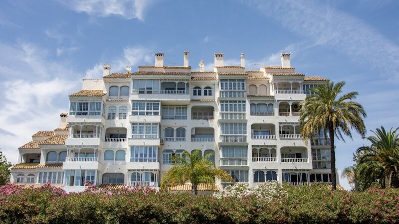 Edificio residencial mediterráneo con palmeras