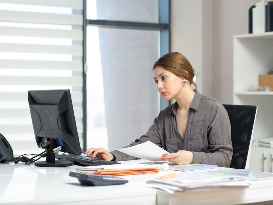 Administradora revisando la documentación de una comunidad